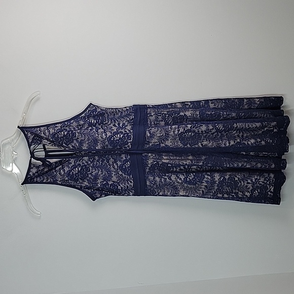 Elegant Navy Lace Dress - Picture 4 of 8